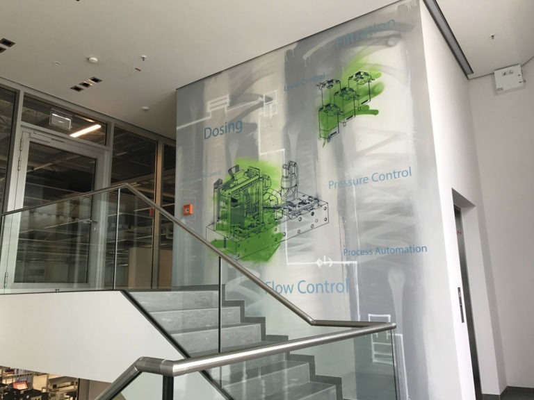 graffitiauftrag-graffitikuenstler-artmos4-buerkert-maschine-grafisch-innen-grau-gruen-folie-technik