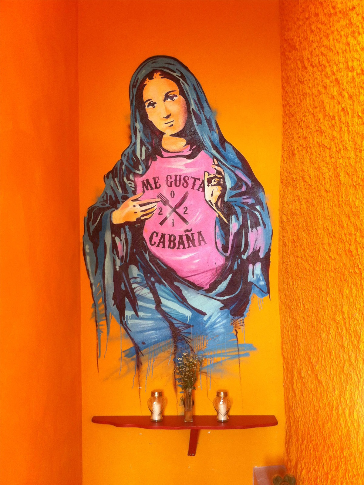 graffitiauftrag_graffitikuenstler_artmos4_cabana_mensch_illustrativ_orange_blau graffitiauftrag_graffitikuenstler_artmos4_cabana_mensch_illustrativ_orange_blau