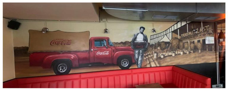 graffitiauftrag_graffitikuenstler_artmos4_Coca_Cola_Leonberg_2021_Mensch_Auto_Fahrzeug_logo_mobilität_Gebäude_Architektur_Innen_fotorealistisch_Restaurant_01