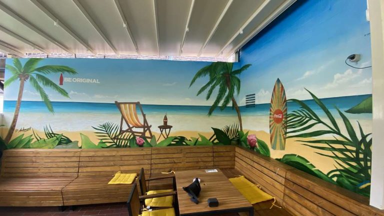 graffitiauftrag_graffitikuenstler_artmos4_Coca_Cola_Phönix_2021_Beach_Palmen_Meer_innen_Gaststätte_Bistro_Beach_01