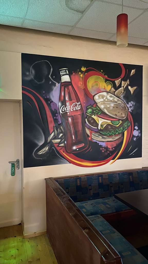graffitiauftrag_graffitikuenstler_artmos4_Coca_Cola_Pool-Hall_2021_münster_Burger_Flasche_Essen_getränke_innen_rot_Gaststätte_02