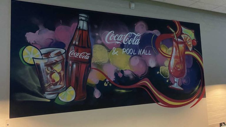 graffitiauftrag_graffitikuenstler_artmos4_Coca_Cola_Pool-Hall_2021_münster_cocktail_Dart-Pfeil_Flasche_Glas_getränke_innen_rot_bunt_Gaststätte_01