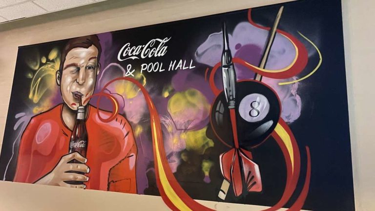 graffitiauftrag_graffitikuenstler_artmos4_Coca_Cola_Pool-Hall_2021_münster_Mensch_Dart-Pfeil_Flasche_Essen_getränke_innen_rot_bunt_Gaststätte_01