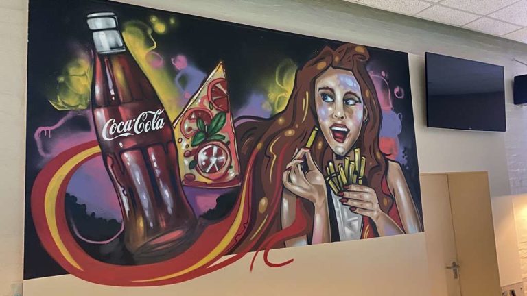 graffitiauftrag_graffitikuenstler_artmos4_Coca_Cola_Pool-Hall_2021_münster_Mensch_pizza_Flasche_Essen_getränke_innen_rot_bunt_Gaststätte_02