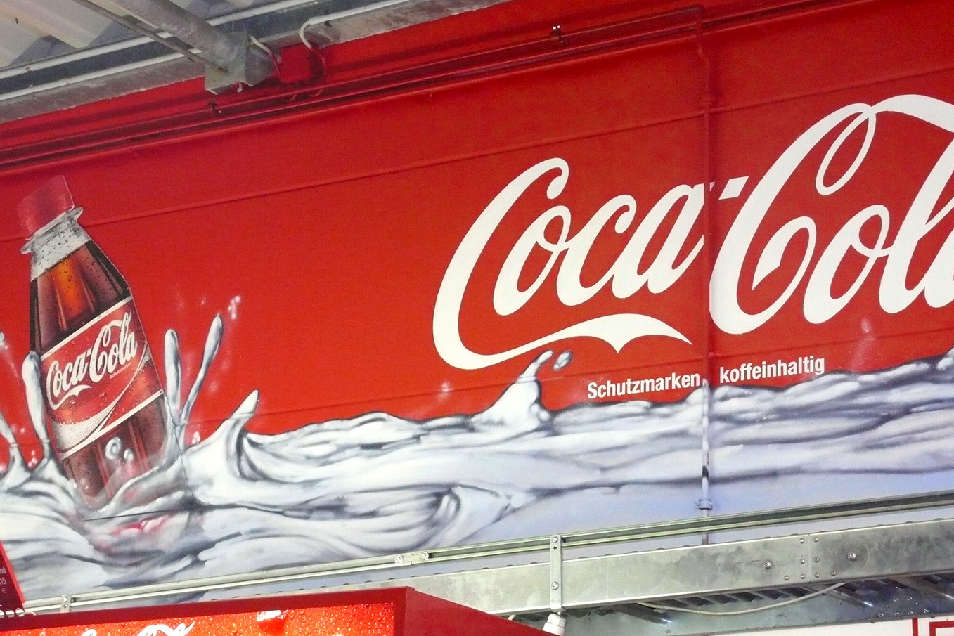 graffitiauftrag-graffitikuenstler-artmos4-coca_cola_2007_handel_wasser_eis_flasche_rot_weiß_fotorealistisch_innen