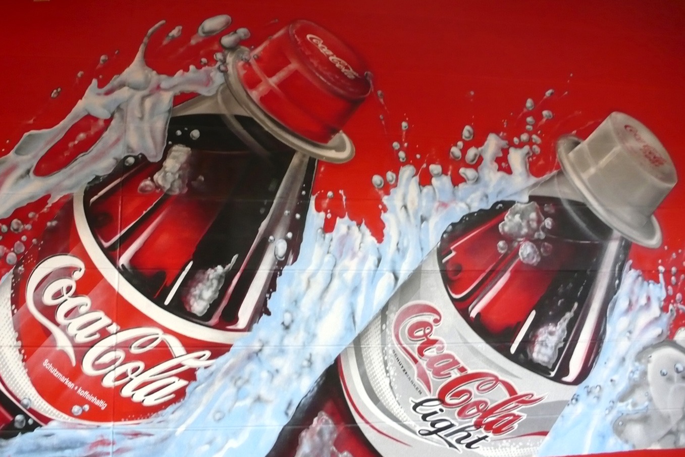 graffitiauftrag-graffitikuenstler-artmos4-coca_cola_2007_handel_wasser_eis_flasche_rot_weiß_fotorealistisch_innen