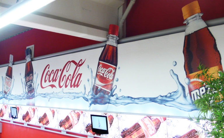 graffitiauftrag-graffitikuenstler-artmos4-cocacola-bayreut-wasser-flasche-logo-innen-bunt-fotorealistisch-getraenke-handel