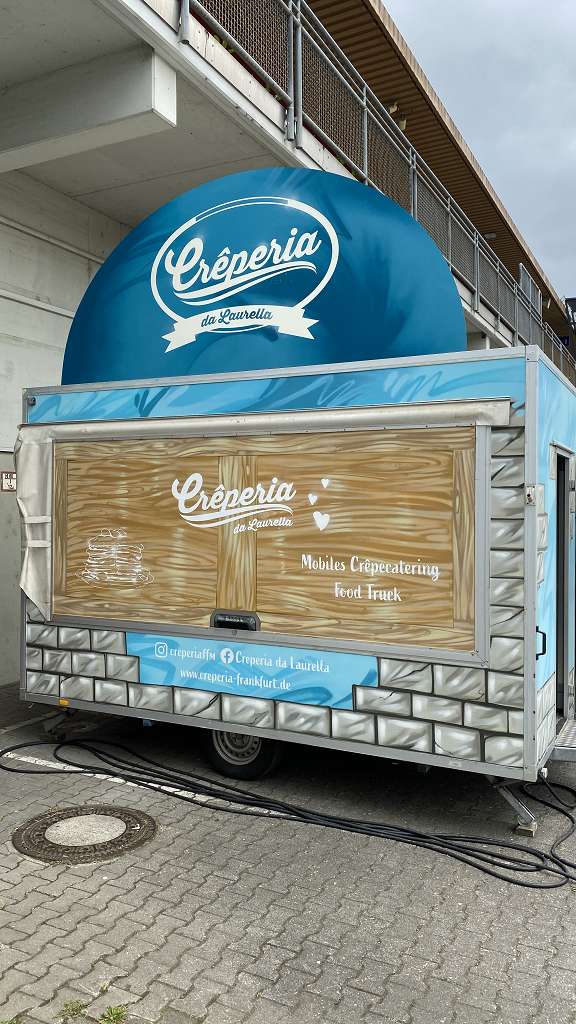 graffitiauftrag_graffitikuenstler_artmos4_Creperia_da_Laurella_2022_Foodtruck_Frankfurt_Logo_Mauer_Holz_Essen_Graffiti_Folie_Objekt_02