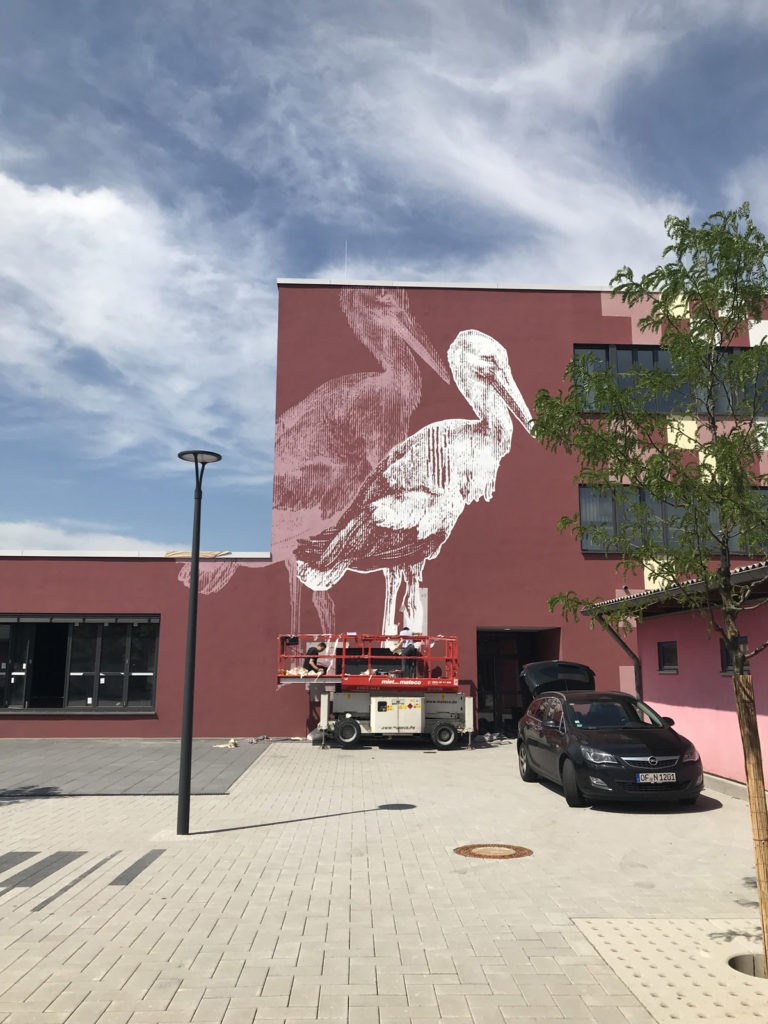 graffitiauftrag-graffitikuenstler-artmos4-da-di-werk-albrecht-duerer-schule-aussen-tier-storch-hase-illustrativ-folie
