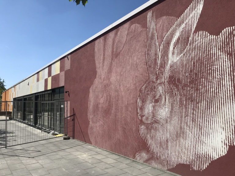 graffitiauftrag-graffitikuenstler-artmos4-da-di-werk-albrecht-duerer-schule-hase-tier-illustrativ-aussen-folie-rot-weiss