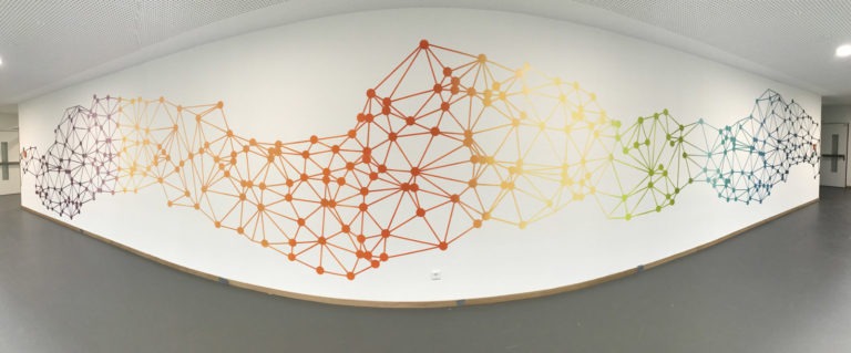 graffitiauftrag-graffitikuenstler-artmos4-da-di-werk-albrecht-duerer-schule-innen-netz-logo-illustrativ-folie