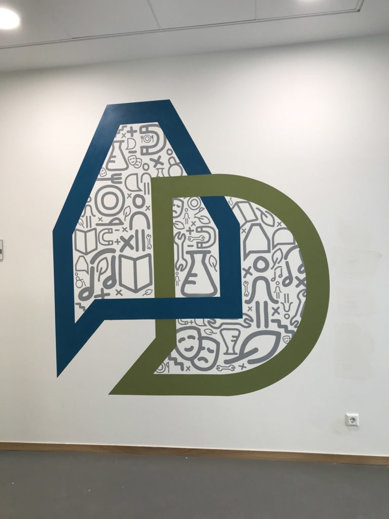 graffitiauftrag-graffitikuenstler-artmos4-da-di-werk-albrecht-duerer-schule-innen-netz-logo-illustrativ-folie