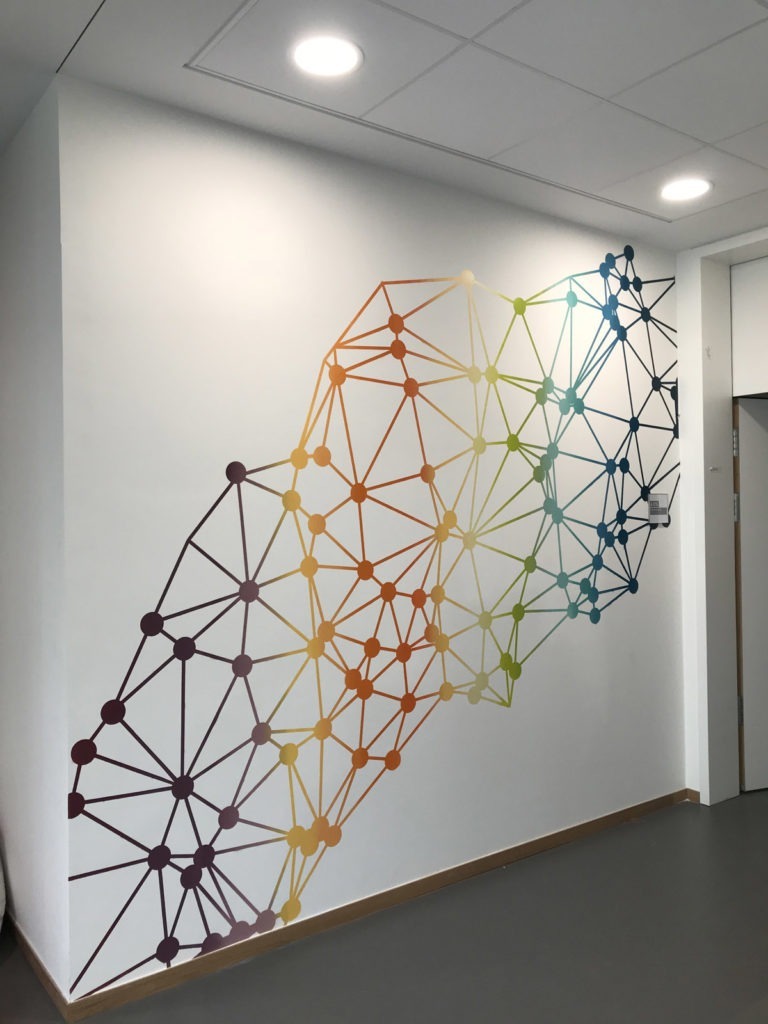 graffitiauftrag-graffitikuenstler-artmos4-da-di-werk-albrecht-duerer-schule-innen-netz-logo-illustrativ-folie