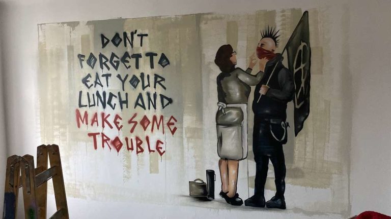graffitiauftrag_graffitikuenstler_artmos4_Dagmar_Fischer_privat_2022_Banksy_Schriftzug_Punk_Frau_trashig_style_innen