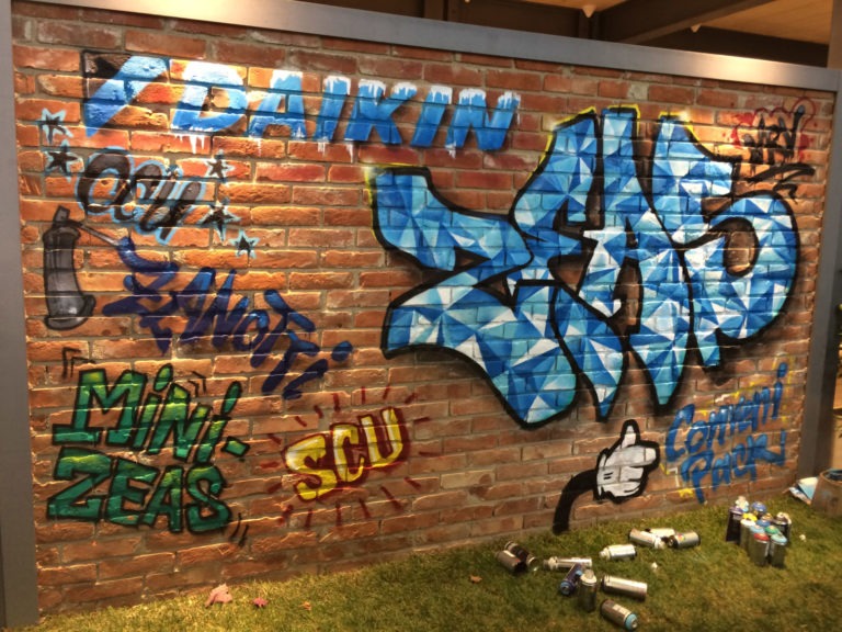 Graffitikuenstler, Graffitiauftrag, Artmos4, Daikin, Schrift, Bunt, Comic