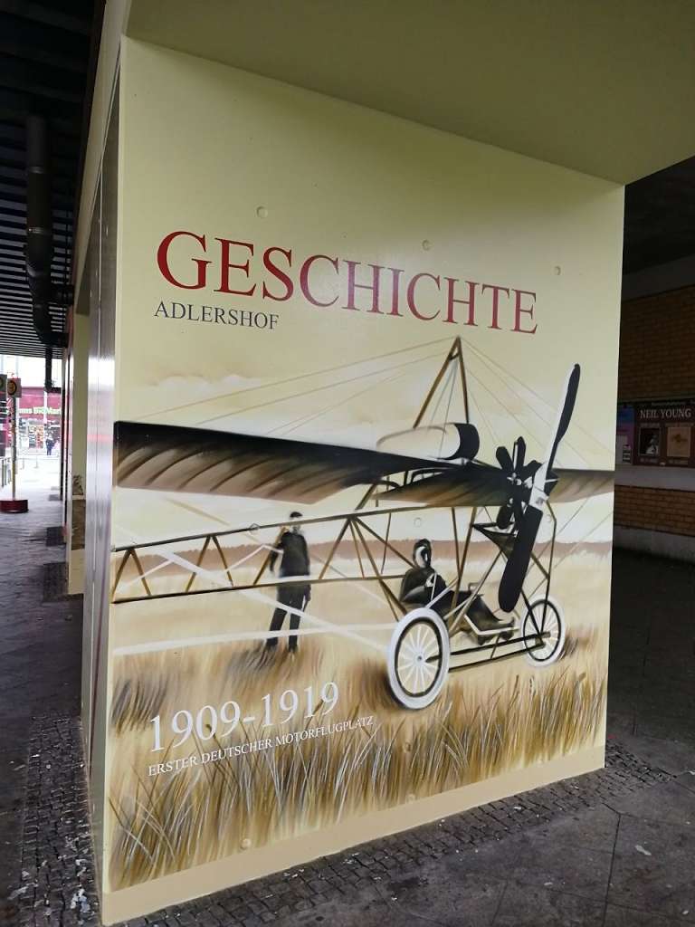 graffitiauftrag_graffitikuenstler_artmos4_DB_Deutsche_Bahn_Adlershof_2022_Berlin_Flugzeug_Geschichte_Historie_Flug_Schrift_Folie_grafisch_aussen_02