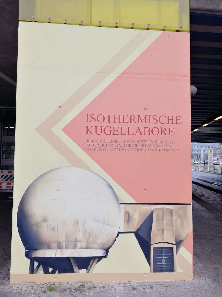 graffitiauftrag_graffitikuenstler_artmos4_DB_Deutsche_Bahn_Adlershof_2022_Berlin_Graffiti_Gebäude_Säule_Technologie_Park_Schrift_Folie_grafisch_aussen_01