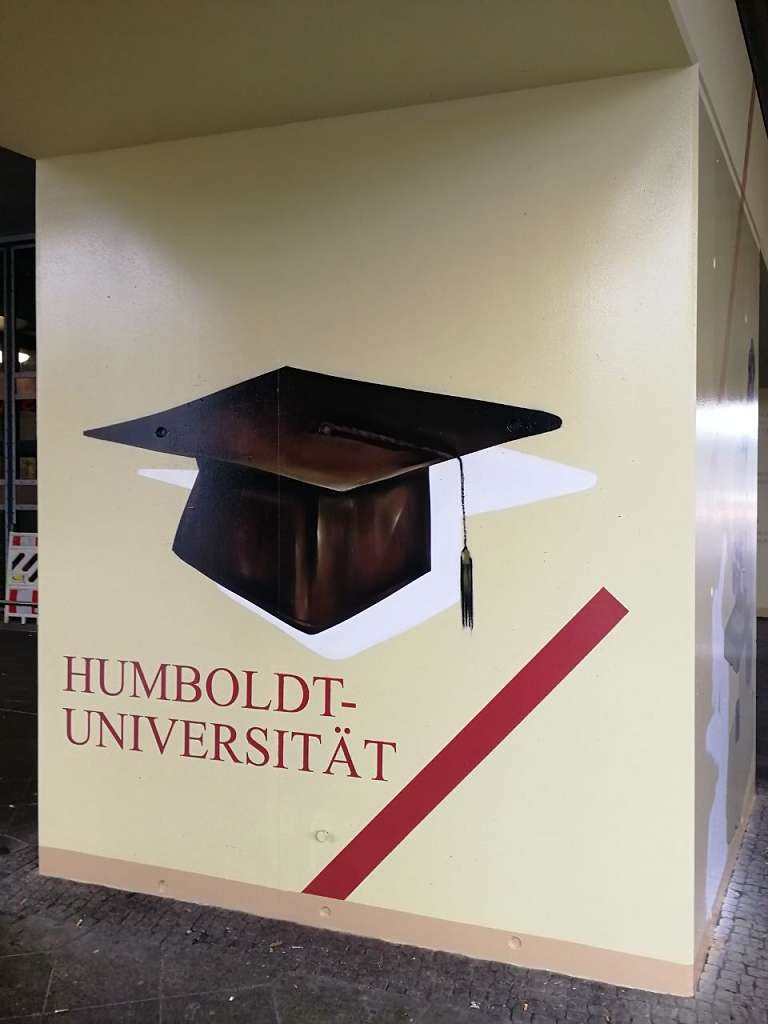 graffitiauftrag_graffitikuenstler_artmos4_DB_Deutsche_Bahn_Adlershof_2022_Berlin_Graffiti_Hut_Säule_Technologie_Park_Schrift_Folie_grafisch_aussen_01