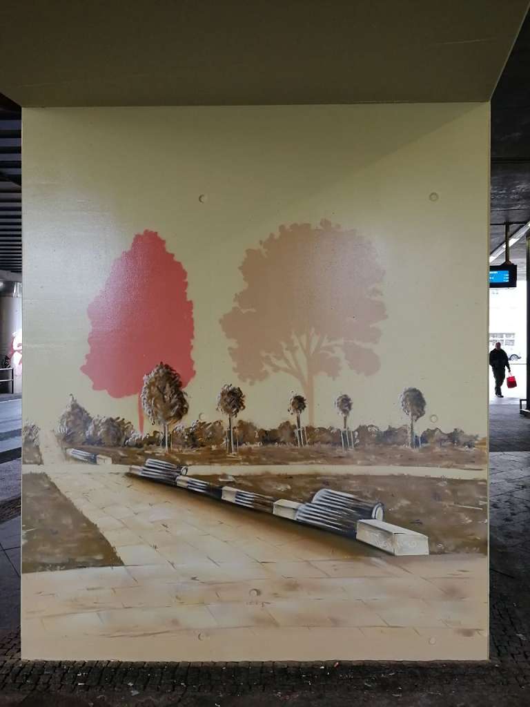 graffitiauftrag_graffitikuenstler_artmos4_DB_Deutsche_Bahn_Adlershof_2022_Berlin_Graffiti_Landschaft_Natur_Park_aussen_01