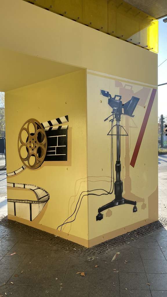 graffitiauftrag_graffitikuenstler_artmos4_DB_Deutsche_Bahn_Adlershof_2022_Berlin_Kamera_Kino_Film_Schrift_Folie_grafisch_aussen_01