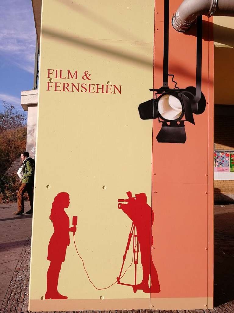 graffitiauftrag_graffitikuenstler_artmos4_DB_Deutsche_Bahn_Adlershof_2022_Berlin_Kino_Film_Silhouette_Schrift_Folie_grafisch_aussen_01