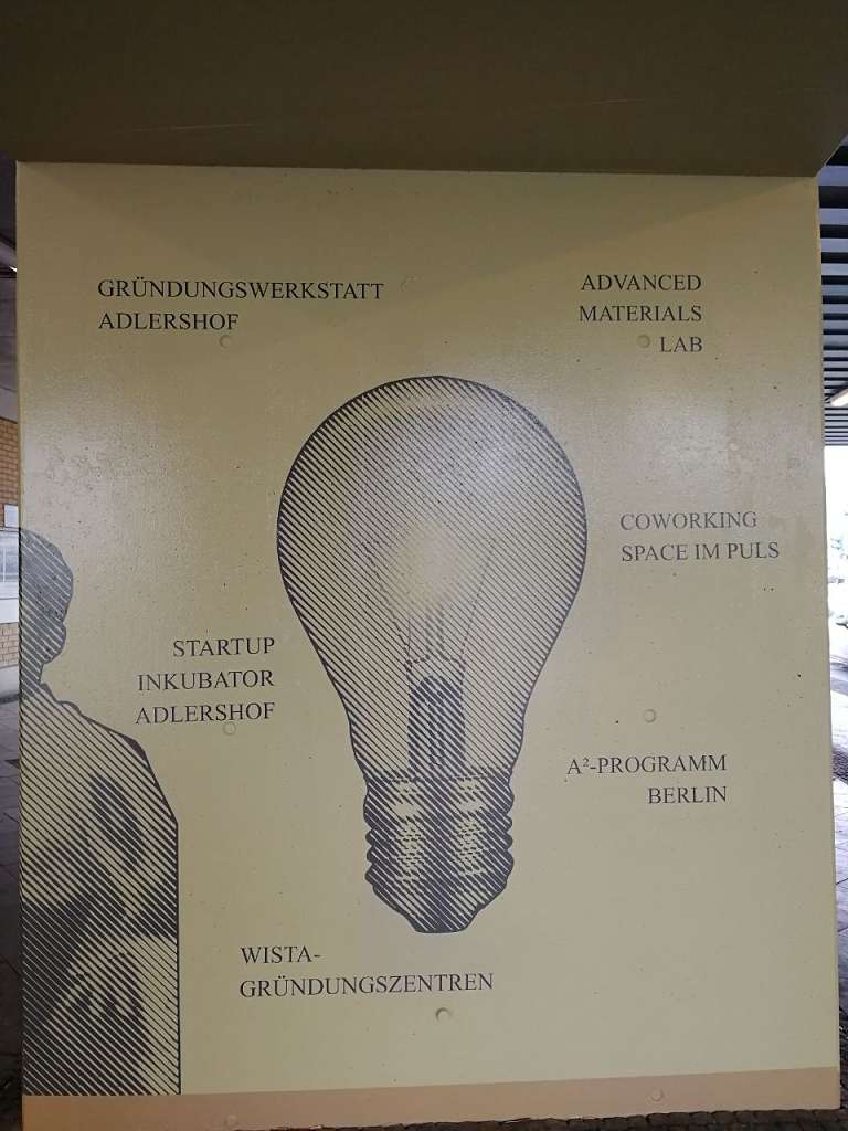 graffitiauftrag_graffitikuenstler_artmos4_DB_Deutsche_Bahn_Adlershof_2022_Berlin_Raster_Graffiti_Glühbirne_Lampe_Schrift_Folie_grafisch_aussen_01