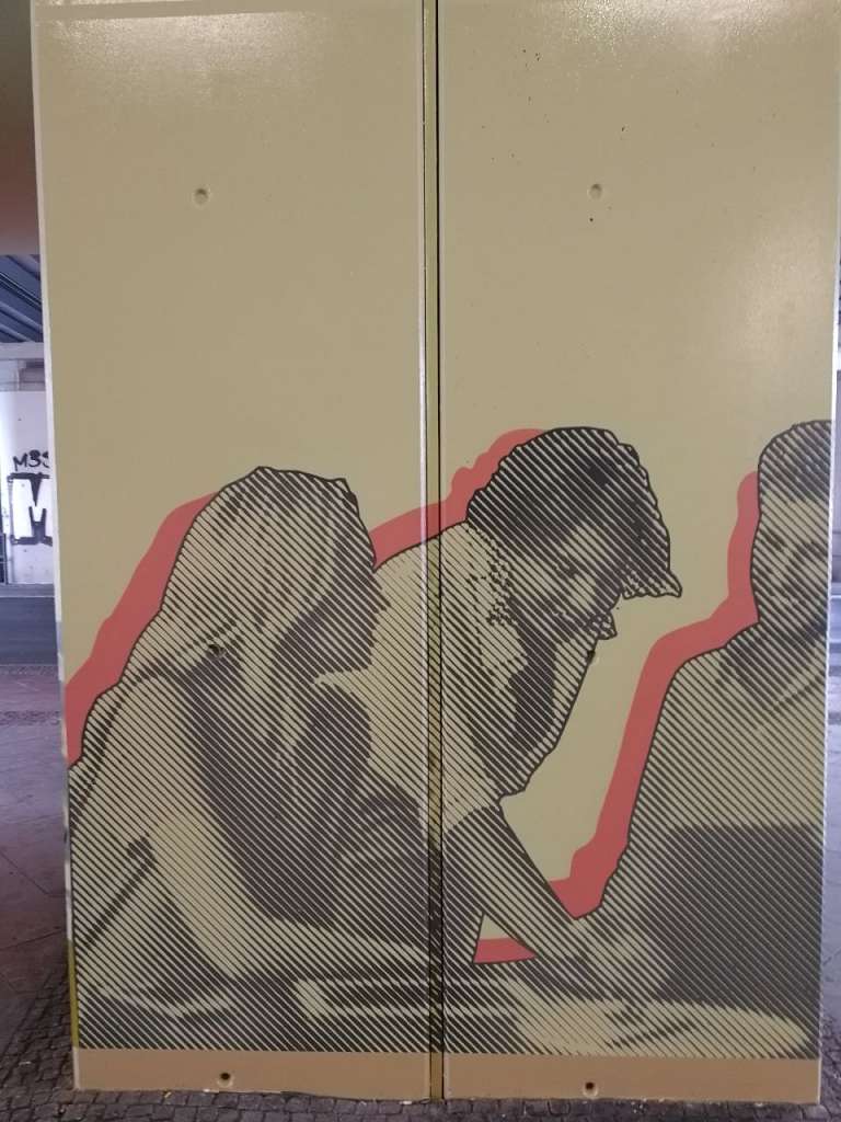 graffitiauftrag_graffitikuenstler_artmos4_DB_Deutsche_Bahn_Adlershof_2022_Berlin_Raster_Graffiti_Menschen_Säule_Schrift_Folie_grafisch_aussen_01