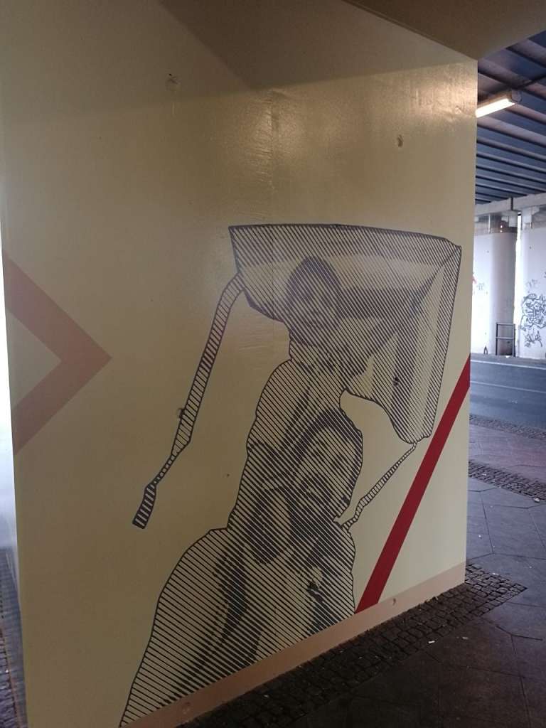 graffitiauftrag_graffitikuenstler_artmos4_DB_Deutsche_Bahn_Adlershof_2022_Berlin_Raster_Graffiti_Menschen_Säule_Schrift_Folie_grafisch_aussen_02