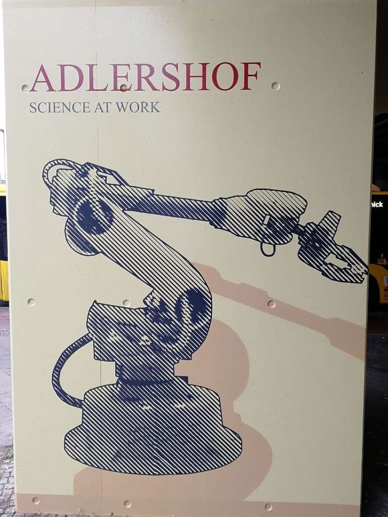 graffitiauftrag_graffitikuenstler_artmos4_DB_Deutsche_Bahn_Adlershof_2022_Berlin_Raster_Graffiti_Technik_Roboter_Arm__grafisch_aussen_02