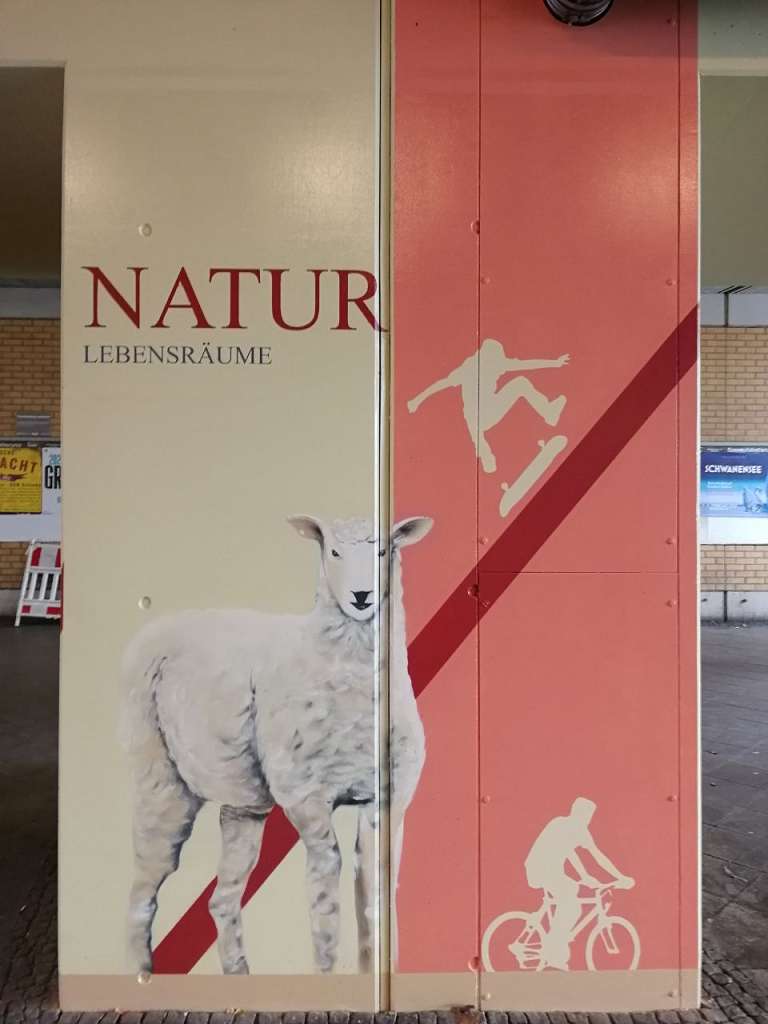 graffitiauftrag_graffitikuenstler_artmos4_DB_Deutsche_Bahn_Adlershof_2022_Berlin_Raster_Graffiti_Tier_Schaf_Säule_Silhouetten_Schrift_Folie_grafisch_aussen_01