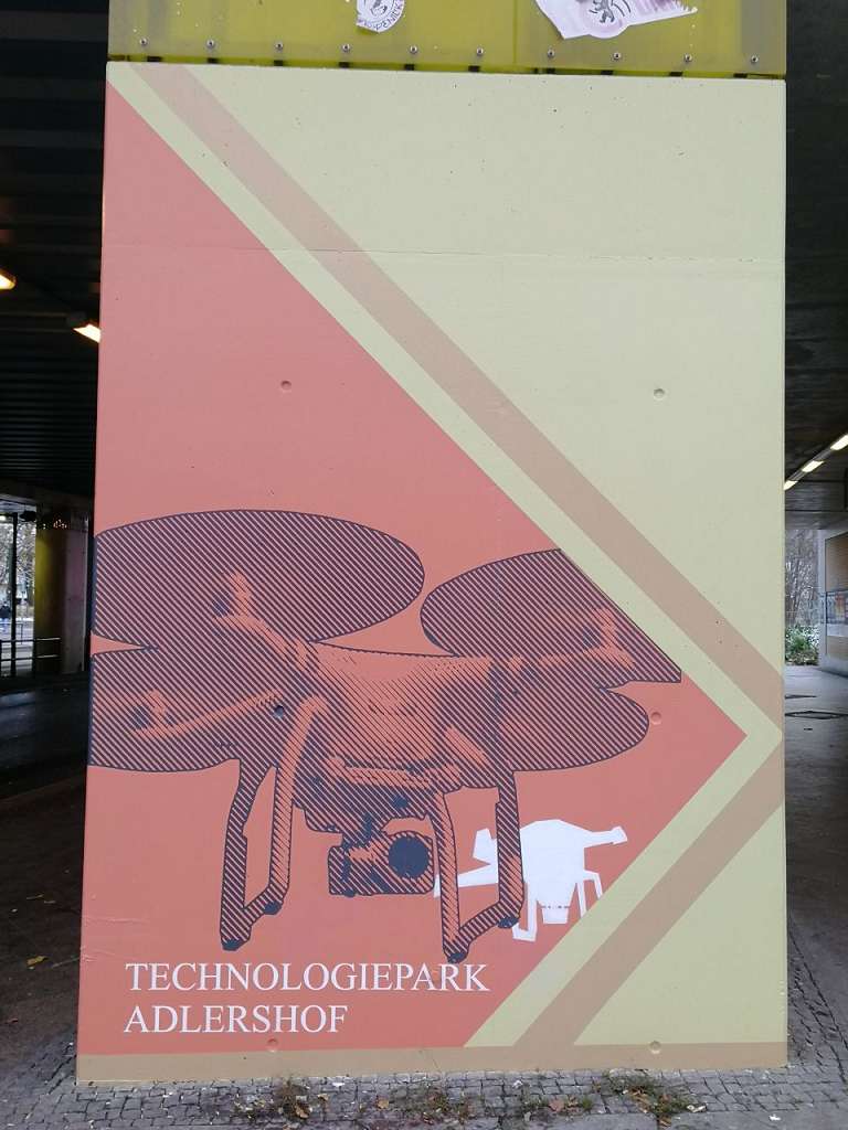 graffitiauftrag_graffitikuenstler_artmos4_DB_Deutsche_Bahn_Adlershof_2022_Berlin_Raster_Säule_Drohne_Technologie_Park_Schrift_Folie_grafisch_aussen_02