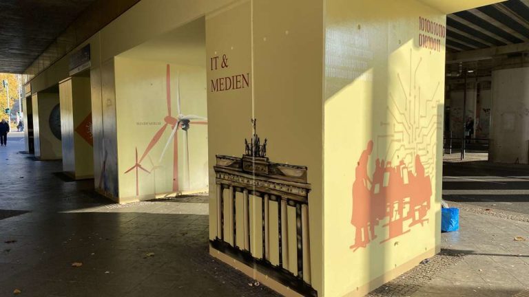 graffitiauftrag_graffitikuenstler_artmos4_DB_Deutsche_Bahn_Adlershof_2022_Berlin_Sehenswürdigkeiten_Gebäude_Silhouetten_Schrift_Folie_grafisch_aussen_01