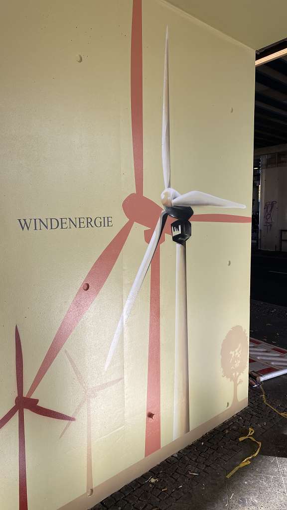 graffitiauftrag_graffitikuenstler_artmos4_DB_Deutsche_Bahn_Adlershof_2022_Berlin_Windrad_Technologie_Park_Schrift_Folie_grafisch_aussen_01