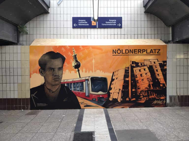 graffitiauftrag-graffitikuenstler-artmos4-db-deutsche-bahn-berlin-noeldnerplatz-innen-fahrzeug-sbahn-raster-skyline-orange-schwarz-illustrativ-kunst