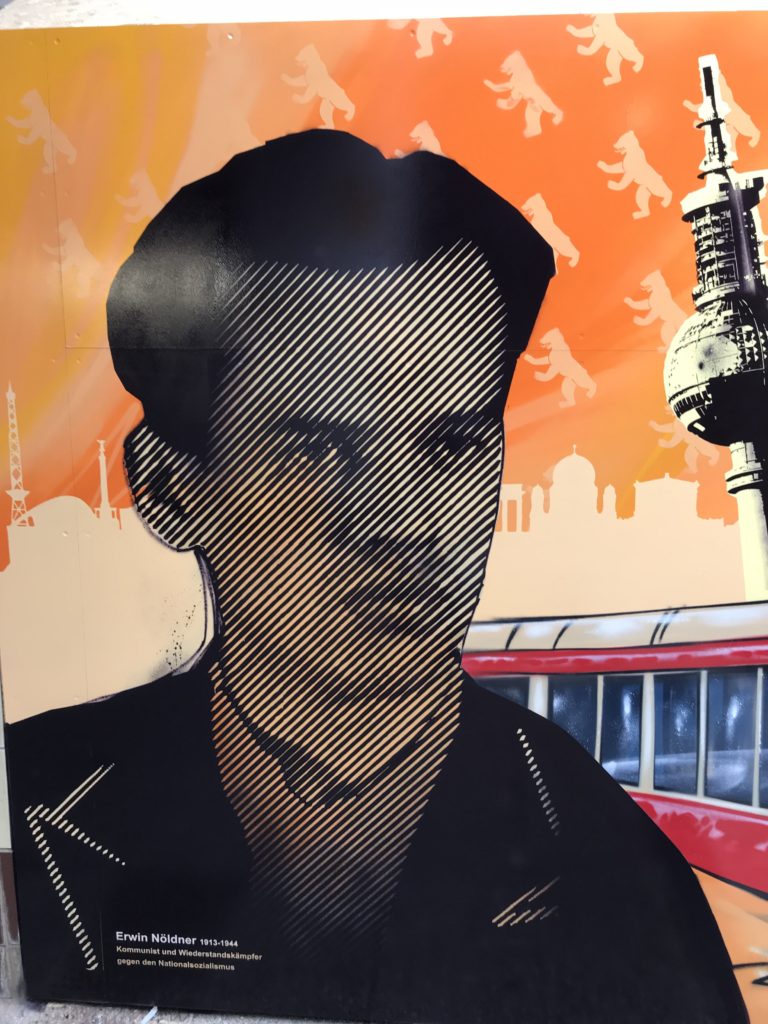 graffitiauftrag-graffitikuenstler-artmos4-db-deutsche-bahn-berlin-noeldnerplatz-innen-fahrzeug-sbahn-raster-skyline-orange-schwarz-illustrativ-kunst