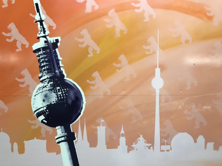 graffitiauftrag-graffitikuenstler-artmos4-db-deutsche-bahn-berlin-noeldnerplatz-innen-fahrzeug-sbahn-raster-skyline-orange-schwarz-illustrativ-kunst