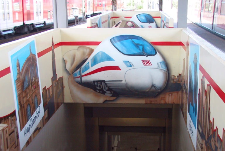 graffitiauftrag-graffitikuenstler-artmos4-db-frankfurt-bunt-zug-skyline