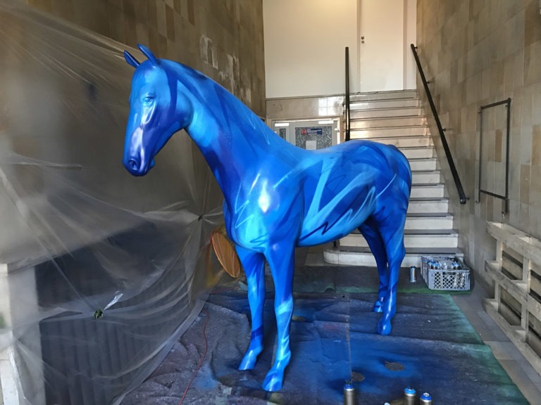 graffitiauftrag-graffitikuenstler-artmos4-deutsche-bank-pferd-objekt-blau-kunst