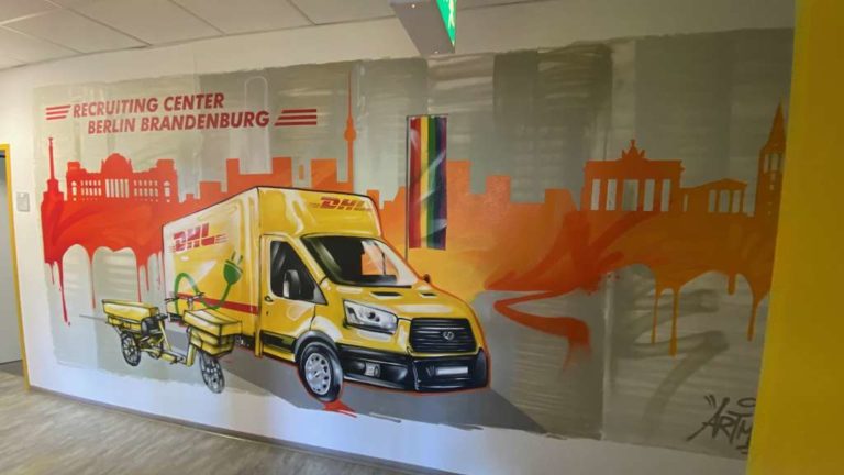 graffitiauftrag_graffitikuenstler_artmos4_Deutsche_Post_ DHL_Berlin_2022_Fahrzeug_Skyline_Folie_Graffiti_Typo_Style_innen_Dienstleistung_02