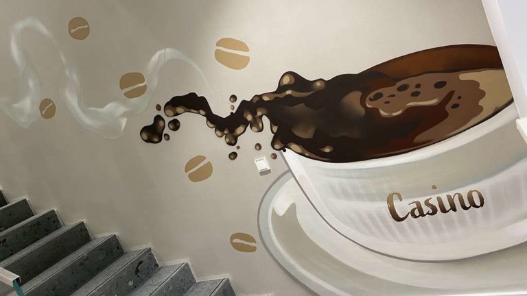 graffitiauftrag_graffitikuenstler_artmos4_DEVK_Frankfurt_2022_Treppe Casino_Kaffee_Kaffeetasse_Bohnen_Schriftzug_Dampf_Folie_Graffiti_innen_02_artmos4