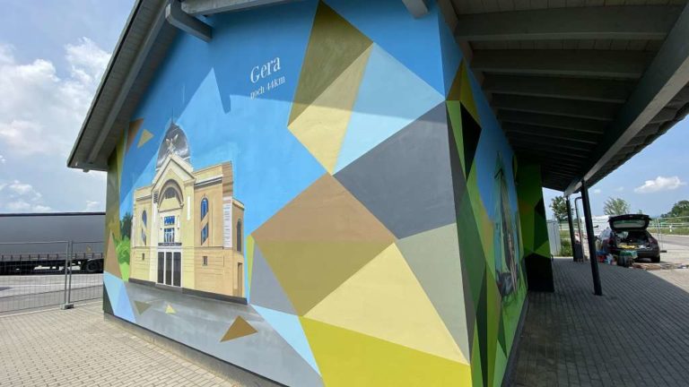 graffitiauftrag_graffitikuenstler_artmos4_Die Autobahn GmbH des Bundes_2021_Natur_Tier_Auto_Gebäude_grafisch_aussen_fotorealistisch_07