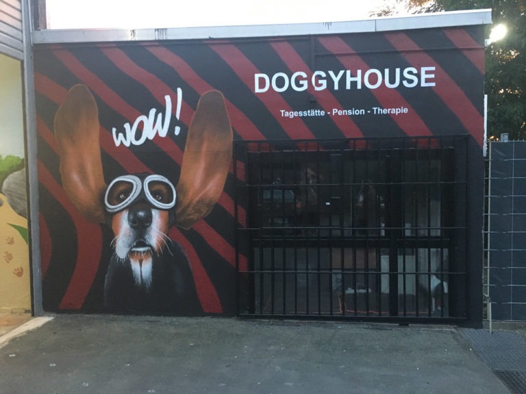 graffitiauftrag-graffitikuenstler-artmos4-doggy-house-tier-schrift-hund-aussen-schwarz-rot-kunst-tiere