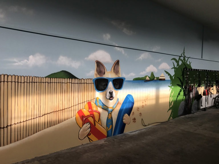 graffitiauftrag-graffitikuenstler-artmos4-doggy-house-tier-schrift-landdschaft-hund-aussen-schwarz-rot-kunst-tiere