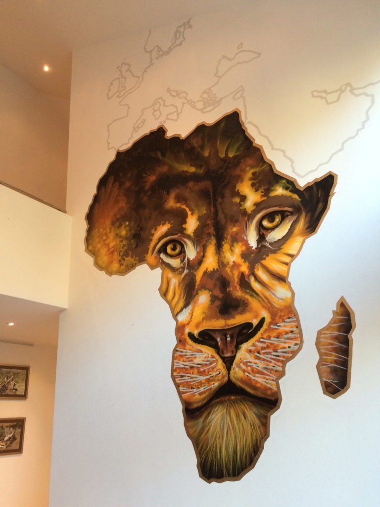 graffitiauftrag-graffitikuenstler-artmos4-dr-krug-afrika-weltkarte-tier-tieger-innen-beige-gold-kunst-medizin