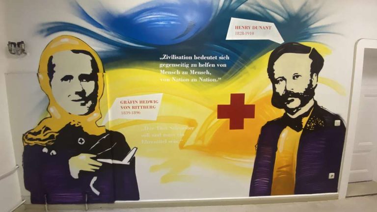 graffitiauftrag_graffitikuenstler_artmos4_DRK_Schwesternschaft_Berlin_2021_Historisch_Gesichter_Folie_Menschen_Portrait_Medizien-01