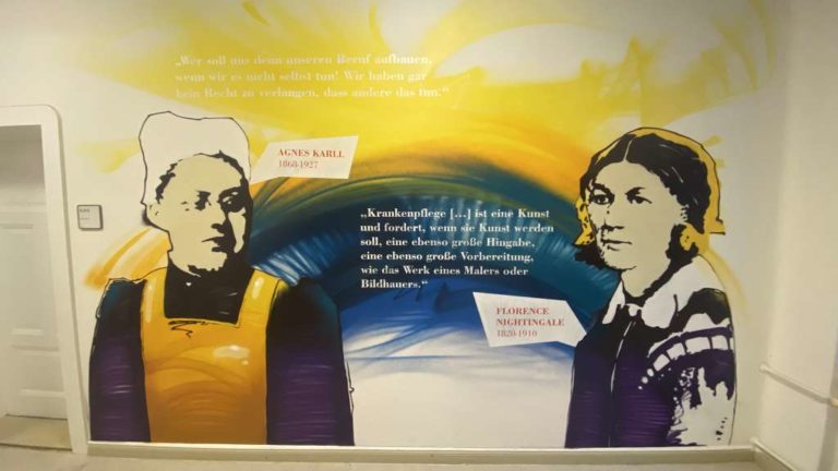 graffitiauftrag_graffitikuenstler_artmos4_DRK_Schwesternschaft_Berlin_2021_Historisch_Gesichter_Folie_Menschen_Portrait_Medizien-02