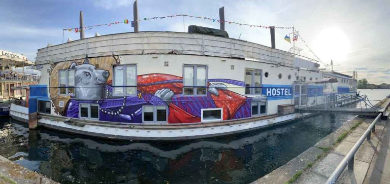 graffitiauftrag_graffitikuenstler_artmos4_Eastern_Comfort_Hostel_and_Hotelboat_2022_Bär_Buddha_Berlin_Schiff_01