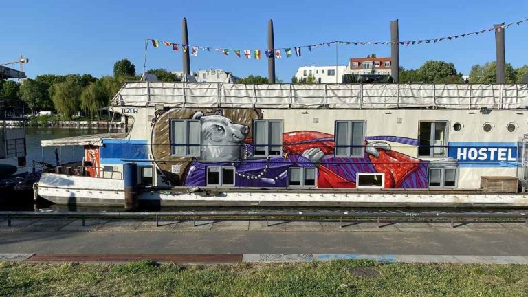 graffitiauftrag_graffitikuenstler_artmos4_Eastern_Comfort_Hostel_and_Hotelboat_2022_Bär_Buddha_Berlin_Schiff_02