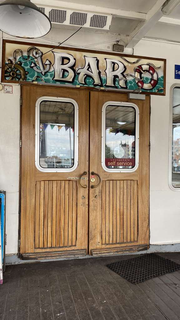 graffitiauftrag_graffitikuenstler_artmos4_Eastern_Comfort_Hostel_and_Hotelboat_2022_Bar_Schild_Schriftzug_Graffiti_Anker_Tau_Steuerrad_Rettungsring_aussen_03