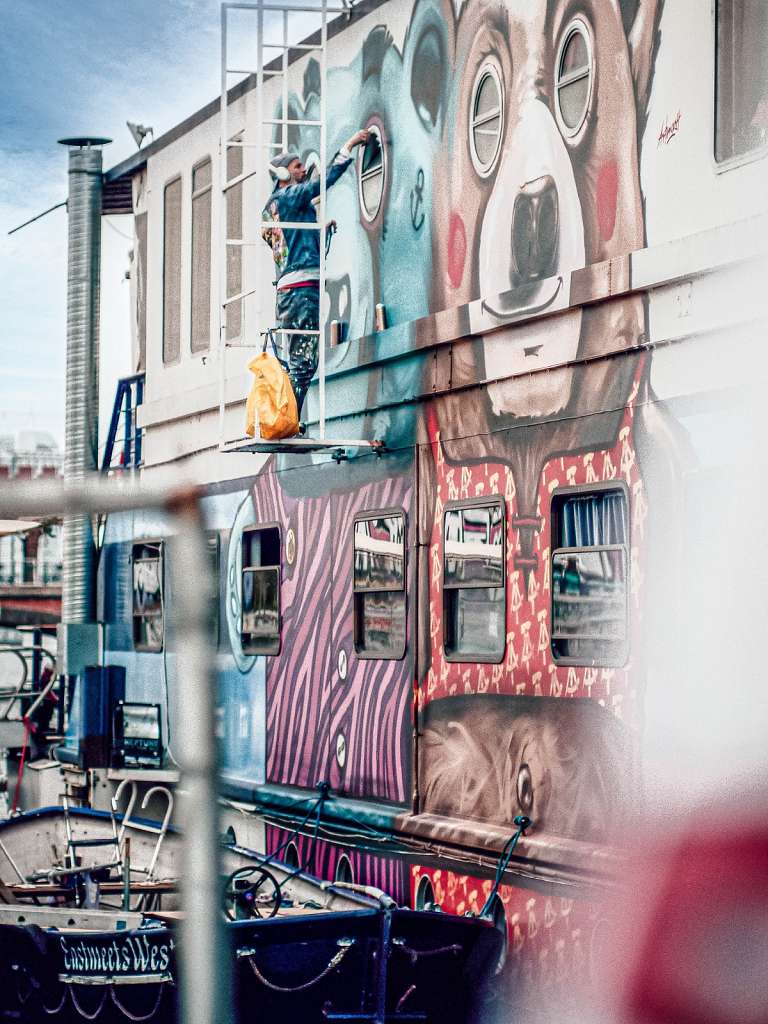 graffitiauftrag_graffitikuenstler_artmos4_Eastern_Comfort_Hostelboat_Berlin_2021_Schiff_Objekt_Bären_BuddyBear_blau_01